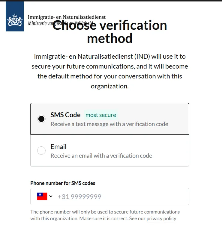 透過email或SMS驗證(我一開始選簡訊但後來一直收不到驗證碼，所以就改成Email認證了。)