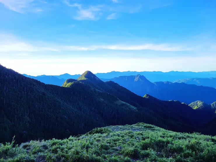 ▲奇峻山營地眺望釜碗山及釜碗山西峰。
