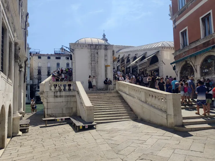 橋上擠了滿滿人潮，就在橋頭拍張照相