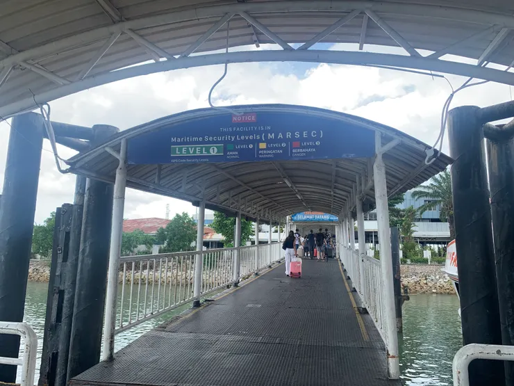 抵達印尼，入境。