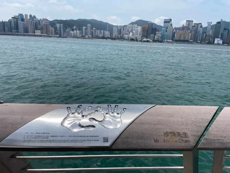維多利亞港星光大道~成龍的手印。
