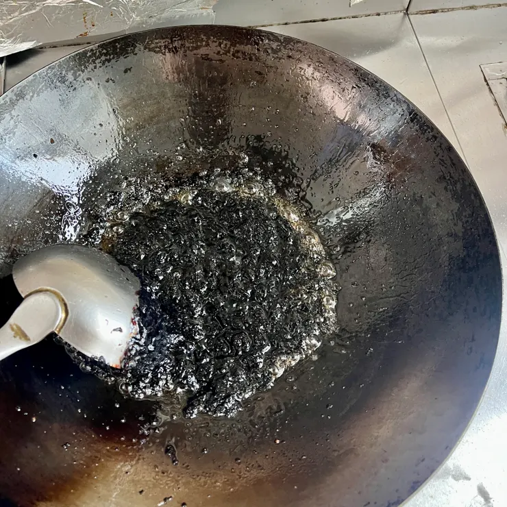 會呈現這種像柏油般的感覺