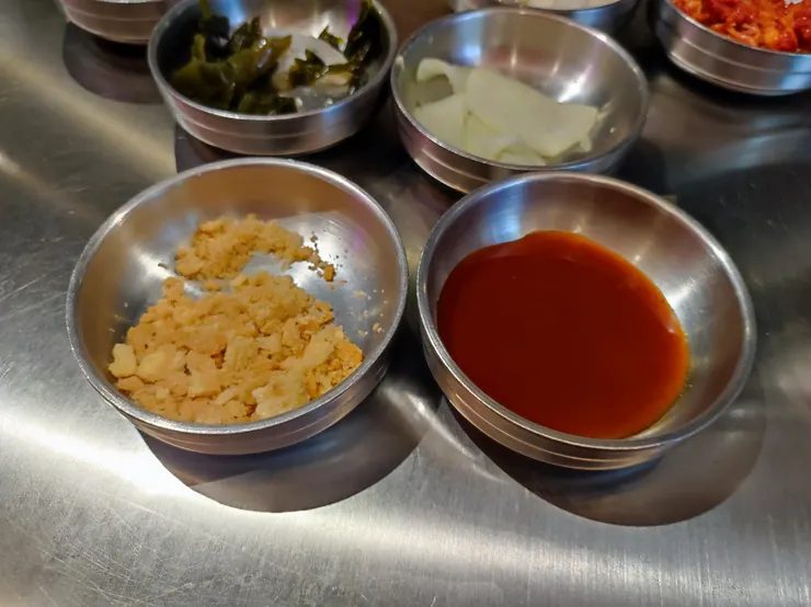 辣醬和吐司丁餅乾片