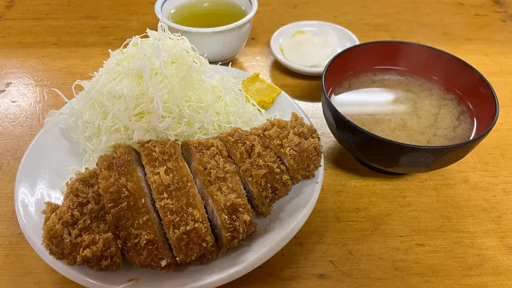 有附味噌湯、小菜,也有熱茶。