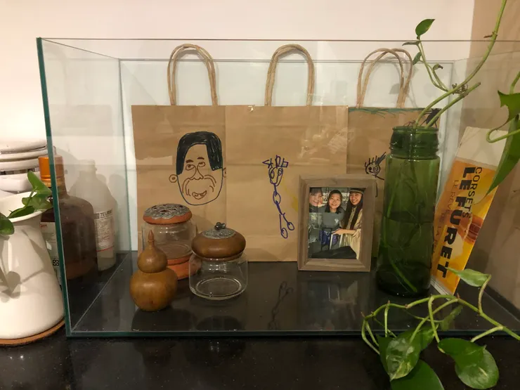 閒置魚缸內,乾脆放入可愛的物品、姪子的畫當作造景