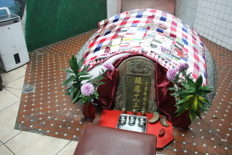 位於乾華十八王公廟地下室的十八王公墓,乃是因為路面不斷墊高所致,其實現墓地高度才是原本路面高度。