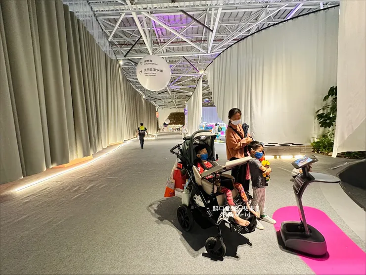 瞧！跟著導覽機器人，其實看展也可以不用「從頭開始」。