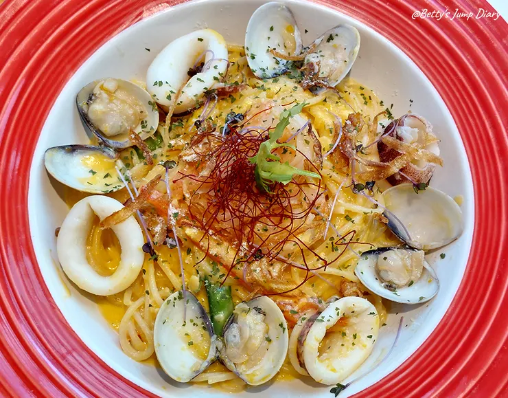 ▲龍潭「野薑花與貓」庭園餐廳/ 圖片來源:Betty's Jump Diary