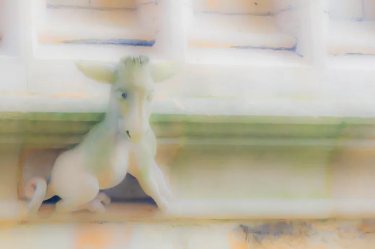 圍牆上的雕塑物