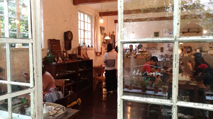 上海街頭咖啡店林立，被譽為大陸最多咖啡館的城市。濃郁香氣瀰漫街角，每位咖啡愛好者都能找到屬於自己的慢生活角落，讓人好奇這座城市的咖啡文化。