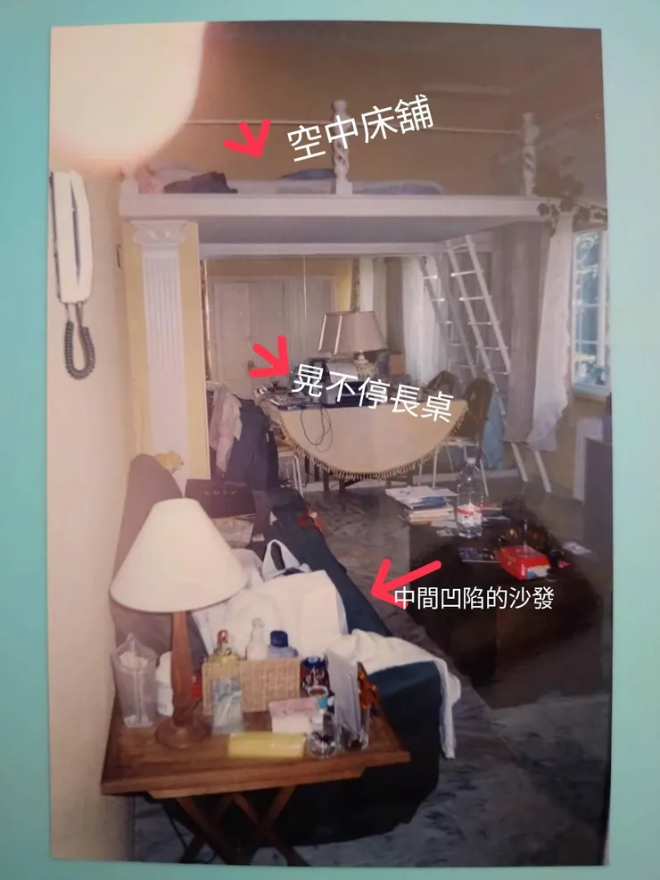 右邊窗外的陽光十分明亮