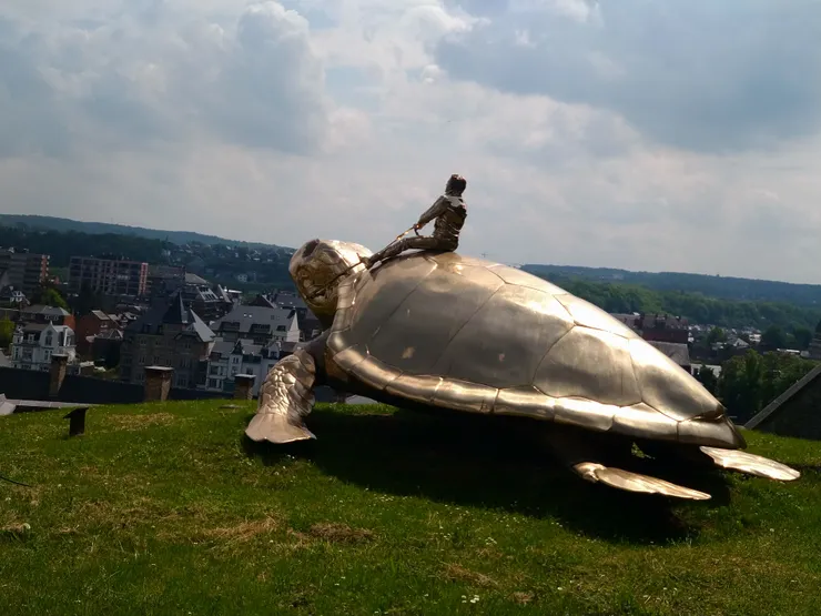 揚・法布爾的《尋找烏托邦》大型創作座落於此