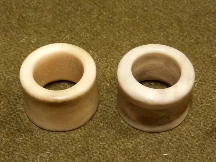 左邊這枚筒扳指的饅頭面是磨成平的，右邊這枚是磨成斜面的。