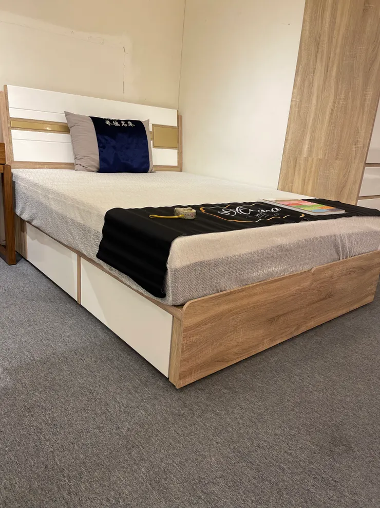 現成家具只要選得好,也有可能營造出系統家具的效果