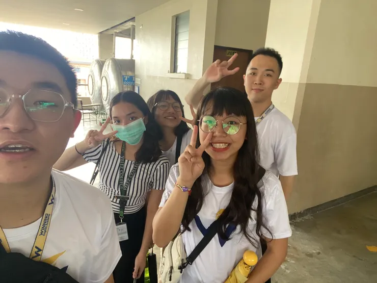 這是我們訪問的學生，20歲。我覺得她很像滴妹（戴口罩的時候），我看她的ig，感覺很像選美的