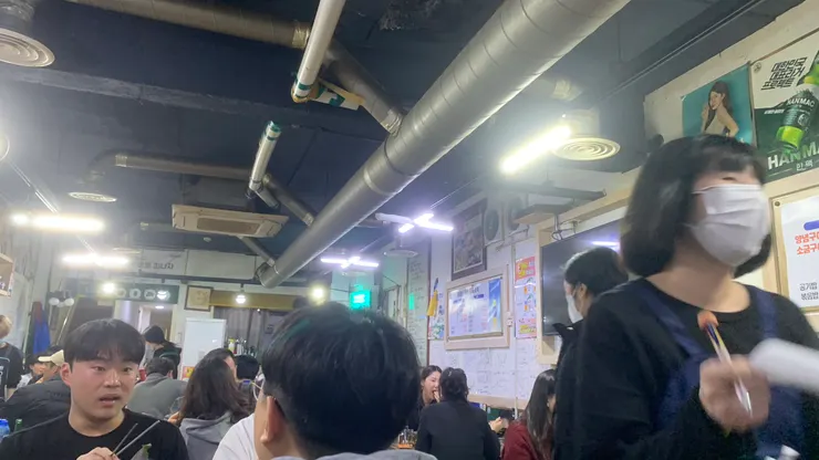 即使將近晚上8點，整間店還是人滿為患。