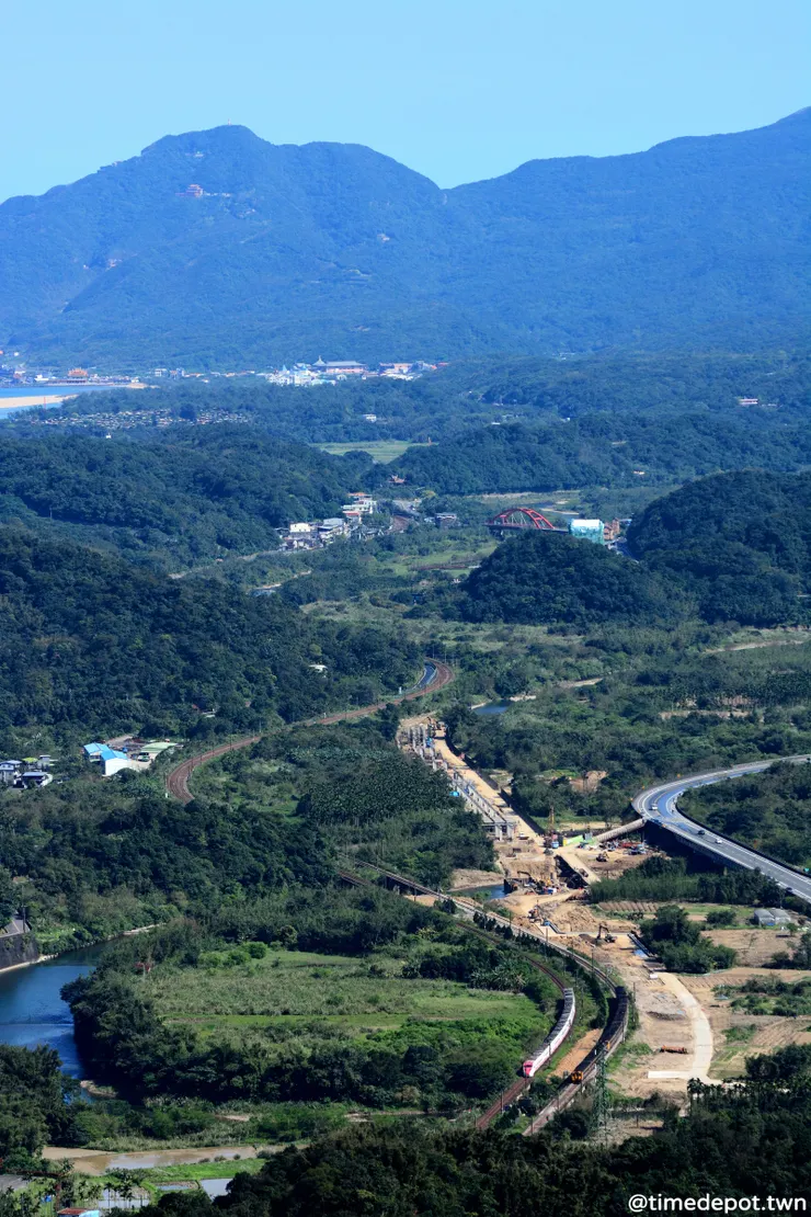 原本的宜蘭線配合著河谷地形,造就多個大彎道,但未來將在路線西側新建截彎取直的高架橋