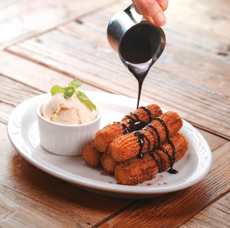 ▲「肉桂吉拿疊疊樂」將熱騰騰的吉拿棒疊高,濃濃肉桂香氣搭配香草冰淇淋與巧克力醬,一口咬下創造強烈滿足感,肉桂控必嘗鮮。