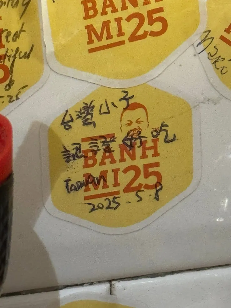 📸 Banh Mi 25 的牆上留言 看到「台灣小子說這家好吃」，忍不住笑出來。 旅行中這些陌生人的小筆記，讓人覺得很可愛，好像隔空交換了旅途的心情。