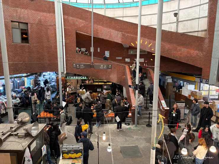 沿著紅磚扶手的樓梯走上去！