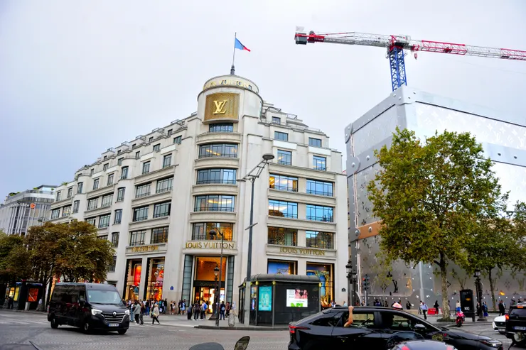 【香榭大道精品美如雲煙過門不入】