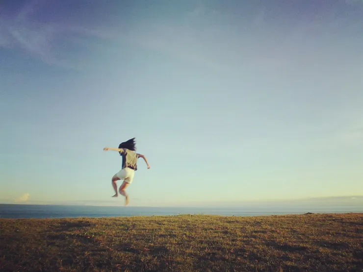 找到一張適合的照片，在我們漂亮的綠島拍的：）大家一起勇敢地跳向想試試看的地方吧！