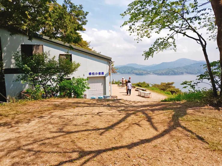 傘松小倉屋旁休憩所前景致