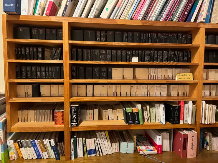 二樓展示的書籍，本本都是精巧細緻