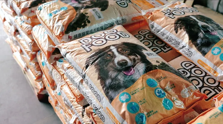 ▲每包飼料都是浪浪的一頓溫飽。