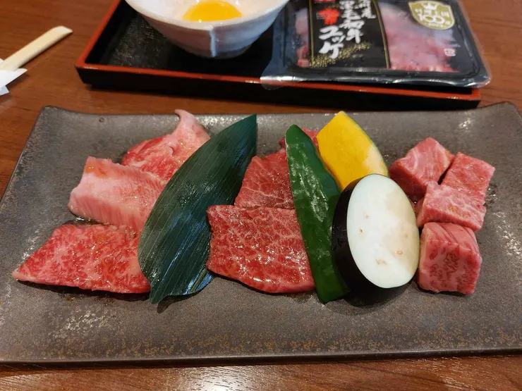 來個牛肉特寫，前面這盤勢一人份飛驒牛組合，大約兩千多日幣，最右邊和最左邊的牛肉特別高級，有和牛的水準。後面則是生牛肉配生蛋，日幣約1500，也別有一番滋味