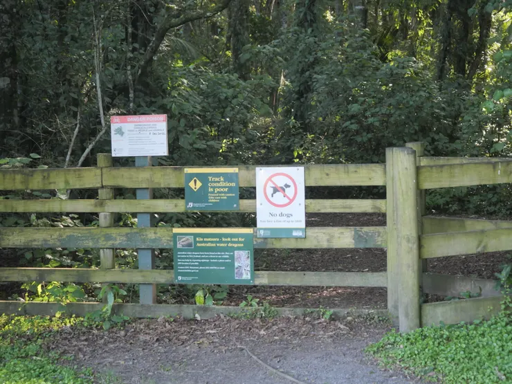 入口特別貼著步道狀況不佳的告示牌誌。