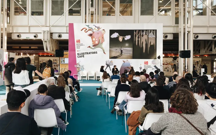 霈欣在波隆那書展的台上分享《漁夫和他的靈魂》的創作過程