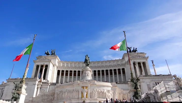 Vittoriano--義大利「國父」艾曼紐二世的紀念堂，也有人稱之為「國家紀念碑」，若說用「紀念碑」的概念去想像它、真正親臨現場時會無比震撼! 因為這一區佔地遼闊、相當壯觀!