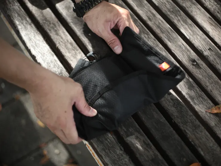 Quiver箭袋包的收納方式是用折疊的。