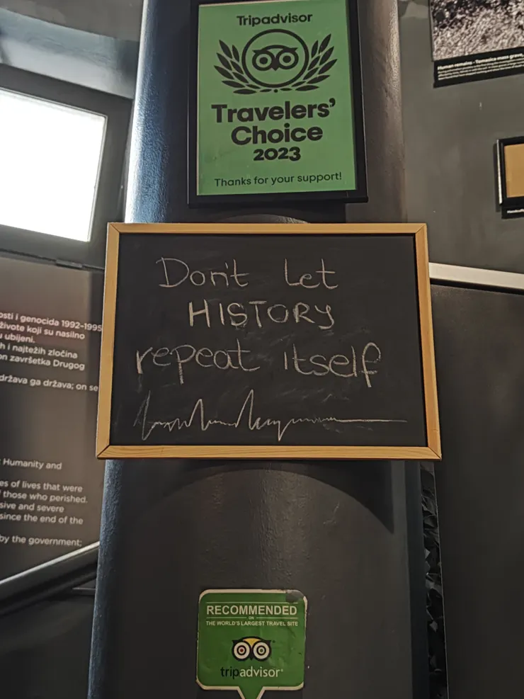 走進Museum of Crimes Against Humanity and Genocide映入眼簾的黑板