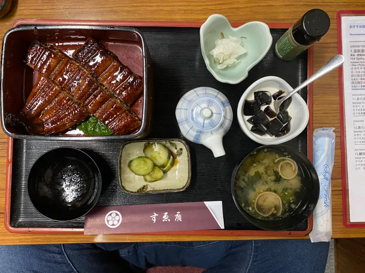 鰻魚飯搭配醃漬小菜，傳統的日式風味