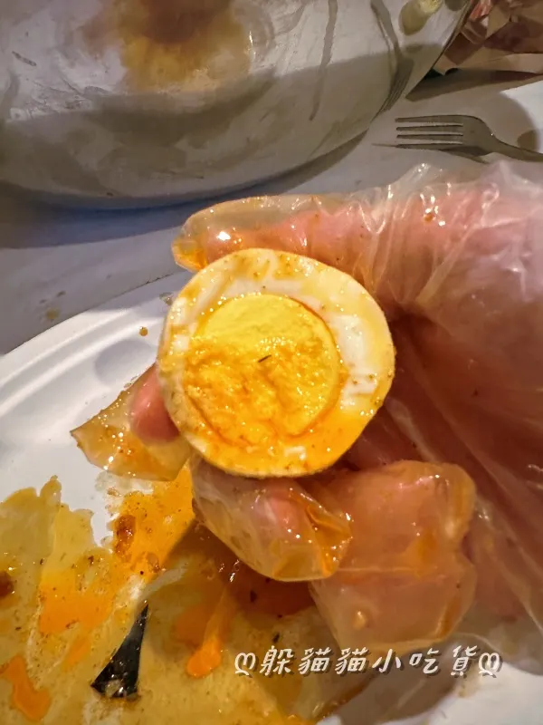怕吃不飽才點的蛋，沒想到真的就是普通的水煮蛋，沾醬吃才有味道，一顆還要1鎂多…不能說踩雷，只怪沒先問清楚😅
