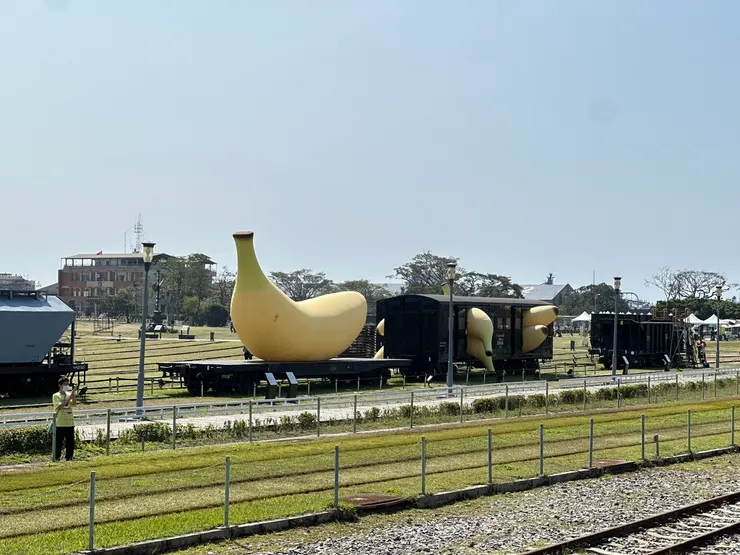 載滿香蕉的貨櫃平車，是代表當時台灣經濟出口來源