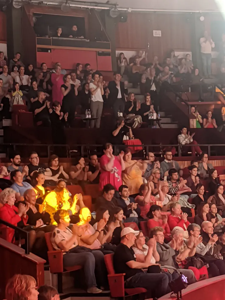 這兩個外國大媽超可愛，回饋感給好給滿的那種