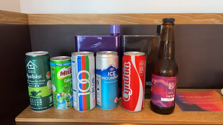 有啤酒、氣泡能量飲、綠茶、礦泉水之類的。