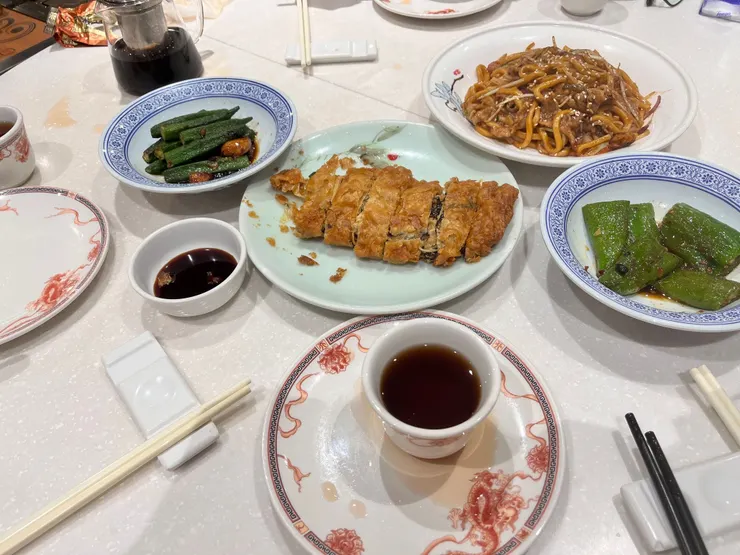 秋葵、素雞、炒河粉、虎皮辣椒。