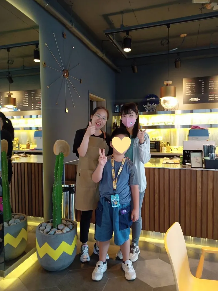 親切友善的工作人員，愛台灣，自學中文，最喜歡朱孝天^^