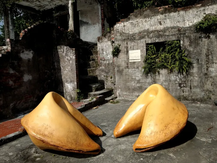 幸運餅乾造型的裝置藝術,也可作為街道家具