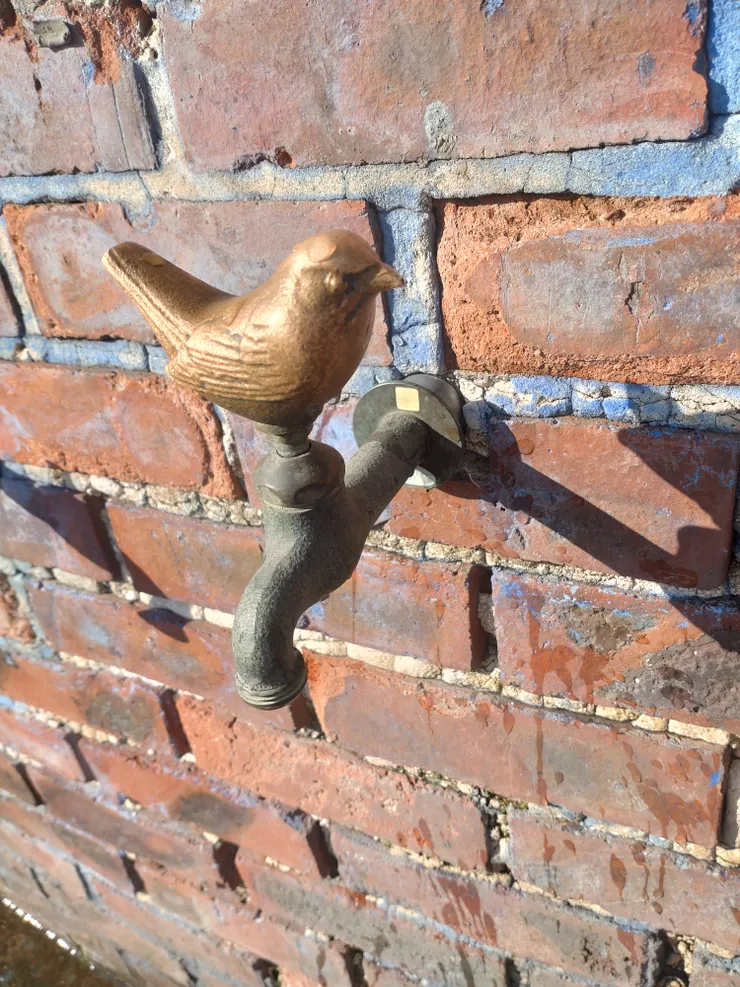 園區內金色質感水龍頭也是動物造型的