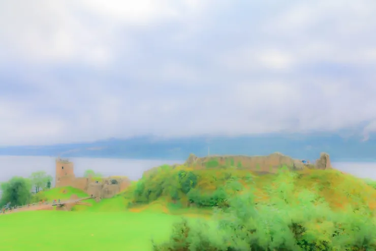 尼斯湖畔的厄克特城堡一景