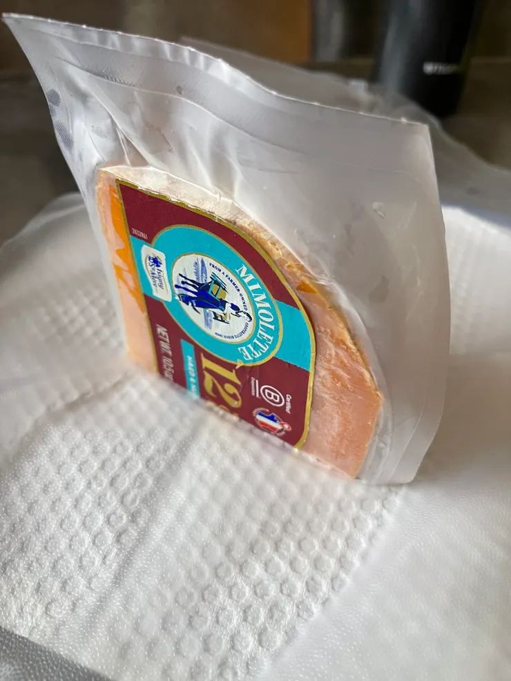 把不想被空氣接觸的那面直接黏在保鮮膜會黏的那面。