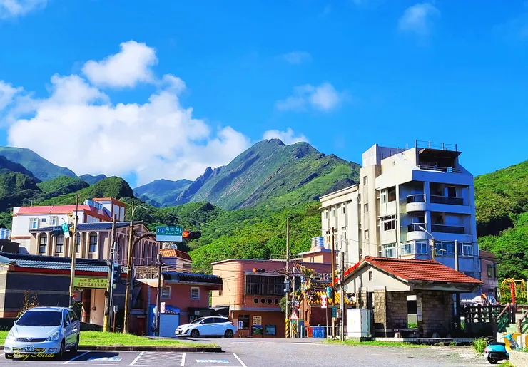 一早8:30來到南雅漁港停車場，已經全數停滿，假日爬劍龍稜要儘早出門。