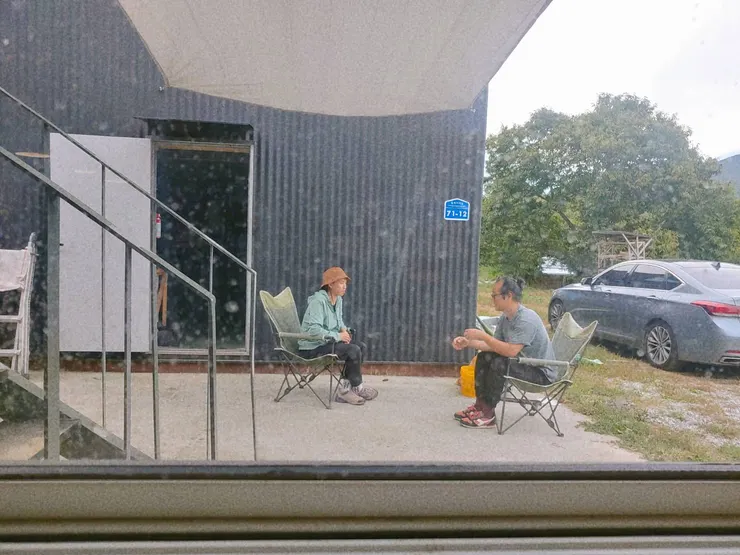 H 的視角 (廚房的玻璃沒擦，不是下雪)