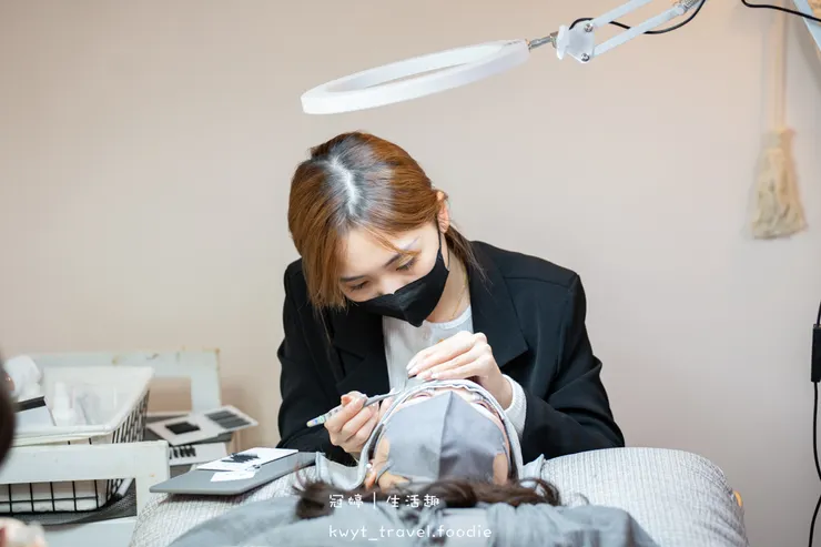 [板橋新中式美睫設計]AN藝術工坊，忙碌女生的救星！2.5小時同步完成美睫手足美甲保養，躺著睡一覺就變美，板橋美甲推薦，附最新美睫美甲價格表