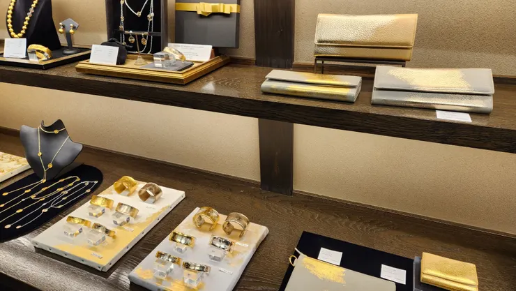 各種金飾品，還有加金箔的化妝品(雖然我覺得沒用就是了🤣)